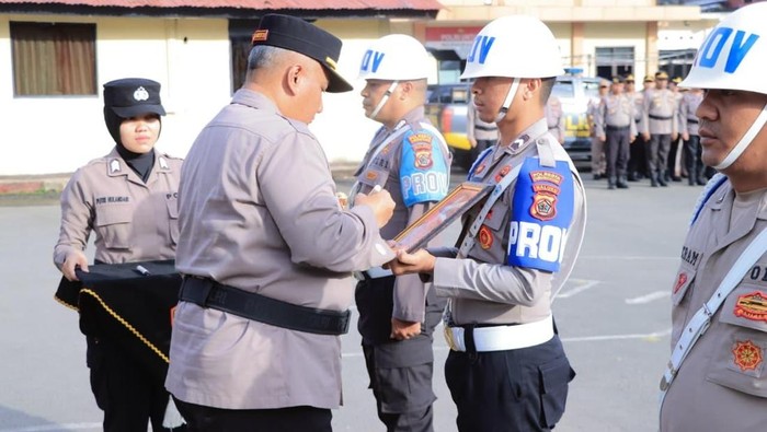 Upacara PTDH Ipda Saffarudin Mekkah dipimpin Kapolresta Pulau Ambon Kombes Yoga Putra Prima Setya.