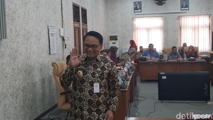 Wakil Bupati Pati Risma Ardhi Chandra saat menghadiri rapat Pansus Hak Angket DPRD Pati, Jumat (3/10/2025).