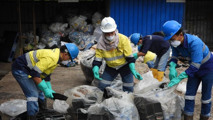 Warna-warni Tempat Sampah di Tambang Emas BSI Banyuwangi