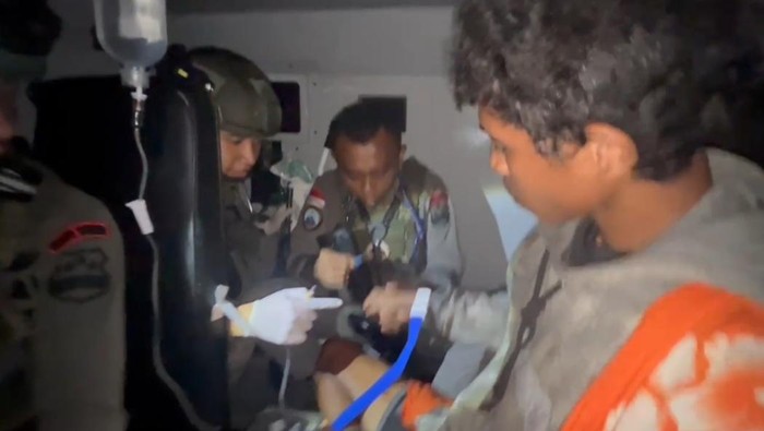 Tim TNI dan Polri berhasil mengevakuasi Yohanes Bouk, pendulang emas, setelah 5 hari terjebak di hutan akibat serangan KKB di Papua.