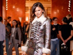 Foto: Zendaya Pamer Gaya Pantsless dengan Coat Dress Metalik di Show LV