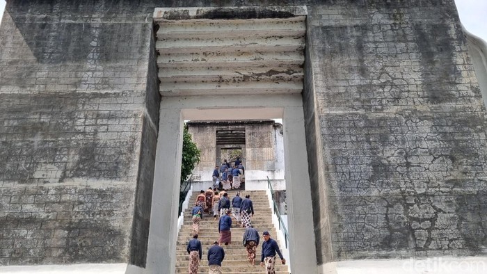 Warga berziarah di makam raja-raja Imogiri jelang peringatan boyongan kedaton, Jumat (3/10/2025).