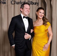 Kesempatan tersebut menjadi kali pertama Melinda tampil di publik bersama, terutama di acara karpet merah, Keduanya pun tak ragu untuk menampilkan kemesraaan. Di malam itu, Melinda terlihat cantik mengenakan gaun satin warna kuning sedangkan kekasihnya memakai setelan jas. Foto: Getty Images for The Clooney Fou/Hoda Davaine