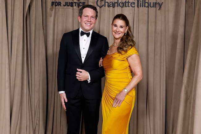 Di Clooney Foundation for Justice, Philip menemani Melinda yang mendapat penghargaan sebagai filantropis. Kini wanita 61 tahun itu tengah fokus pada Pivotal — sebuah organisasi pemberdayaan wanita. Foto: Getty Images for The Clooney Fou/Hoda Davaine