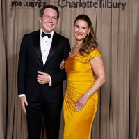 Di Clooney Foundation for Justice, Philip menemani Melinda yang mendapat penghargaan sebagai filantropis. Kini wanita 61 tahun itu tengah fokus pada Pivotal — sebuah organisasi pemberdayaan wanita. Foto: Getty Images for The Clooney Fou/Hoda Davaine