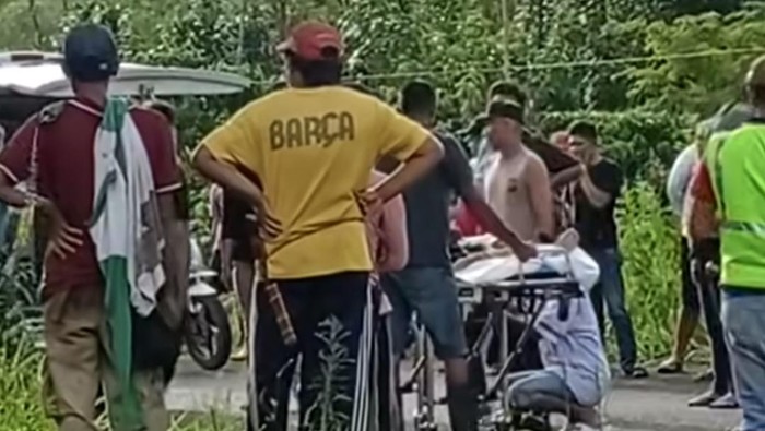Jasad kedua korban yang terlibat adu kambing saat dievakuasi