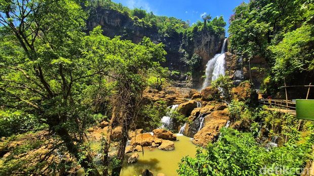 Air terjun bertingkat Curug Cimarinjung, Kabupaten Sukabumi