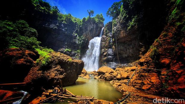 Air terjun bertingkat Curug Cimarinjung, Kabupaten Sukabumi