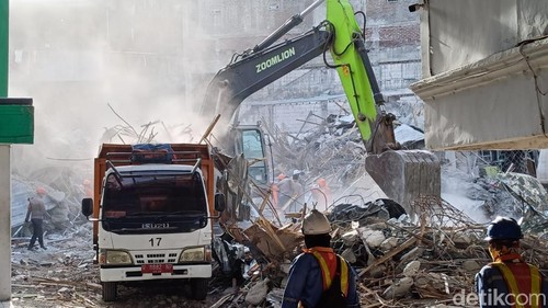 Alat berat dikerahkan saat evakuasi musala Ponpes Al Khoziny Sidoarjo