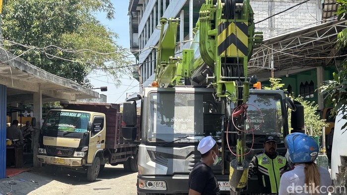 Alat berat yang sempat dihentikan penggunaannya dalam evakuasi hari keenam