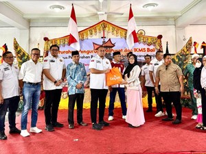 Andre Rosiade Serahkan Bantuan untuk Perantau Minang Korban Banjir di Bali