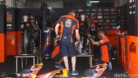 Sejumlah teknisi tim Red Bull KTM mengecek kondisi motor di area paddock. Pit lane walk MotoGP memberi kesempatan bagi penggemar untuk menyaksikan persiapan teknis tim profesional dunia.