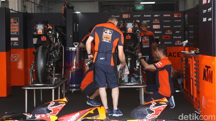 Penggemar memadati area pit lane Sirkuit Mandalika untuk melihat dari dekat motor dan tim MotoGP 2025, Sabtu (4/10/2025). Ajang pit lane walk ini jadi momen langka menyaksikan dunia balap lebih dekat.