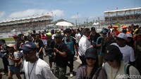 Penggemar tampak memadati area pit lane walk MotoGP Mandalika. Interaksi antara penonton dan kru menjadi daya tarik tersendiri sebelum balapan berlangsung.