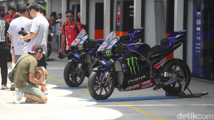 Penggemar memadati area pit lane Sirkuit Mandalika untuk melihat dari dekat motor dan tim MotoGP 2025, Sabtu (4/10/2025). Ajang pit lane walk ini jadi momen langka menyaksikan dunia balap lebih dekat.