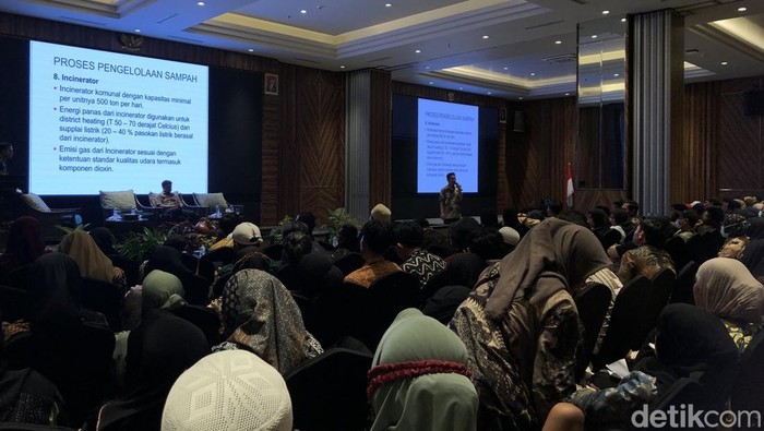 Badan Gizi Nasional (BGN) memberikan pelatihan kepada SPPG se-Pulau Lombok di Hotel Lombok Astoria, Kota Mataram, NTB, Sabtu (4/10/2025). (Foto: M Zahiruddin/detikBali)