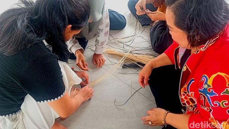 Belajar menjawet rotan di Jawet Niang, Palangka Raya, Kalteng.