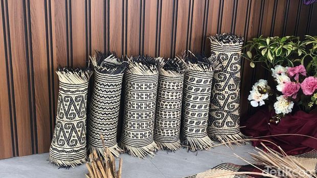 Belajar menjawet rotan di Jawet Niang, Palangka Raya, Kalteng.