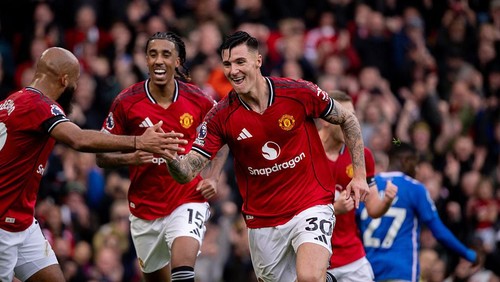 MANCHESTER, ENGLAND - OCTOBER 4:   Benjamin Sesko of Manchester United celebrates scoring a goal to make the score 2-0 during the Premier League match between Manchester United and Sunderland at Old Trafford on October 4, 2025 in Manchester, United Kingdom. (Photo by Ash Donelon/Manchester United via Getty Images)