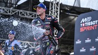 Pembalap Aprilia Racing Marco Bezzecchi (kanan) berselebrasi usai memenangi sesi Sprint Race MotoGP Indonesia 2025. Foto: ANTARA FOTO/Ahmad Subaidi