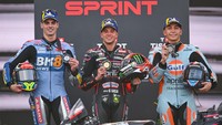 Pembalap Aprilia Racing Marco Bezzecchi (tengah), pembalap BK8 Gresini Racing MotoGP Fermin Aldeguer (kiri) dan pembalap Trackhouse MotoGP Team Raul Fernandez (kanan) berfoto bersama dengan medali mereka usai memenangi sesi Sprint Race MotoGP Indonesia 2025. Foto: ANTARA FOTO/Aditya Pradana Putra