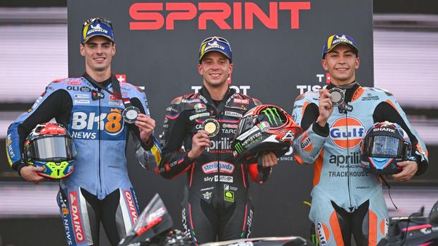 Pembalap Aprilia Racing Marco Bezzecchi (tengah) berfoto dengan pembalap BK8 Gresini Racing MotoGP Fermin Aldeguer (kiri) dan pembalap Trackhouse MotoGP Team Raul Fernandez (kanan) berfoto dengan medali mereka usai memenangi sesi Sprint Race MotoGP Indonesia 2025 di Sirkuit Internasional Pertamina Mandalika, Lombok Tengah, Nusa Tenggara Barat, Sabtu (4/10/2025). Marco Bezzecchi menjuarai sesi tersebut dengan finis tercepat pertama dengan total waktu 19 menit 37,047 detik disusul Fermin Aldeguer di posisi kedua dan Raul Fernandez di posisi ketiga. ANTARAFOTO/Aditya Pradana Putra/nz