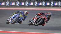 Pembalap Aprilia Racing Marco Bezzecchi (kanan) bersama pembalap BK8 Gresini Racing MotoGP Fermin Aldeguer (kiri) memacu sepeda motornya saat Sprint Race MotoGP Indonesia 2025. Foto: ANTARA FOTO/Ahmad Subaidi
