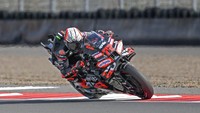 Pembalap Aprilia Racing Marco Bezzecchi menjuarai sesi Sprint Race dengan finis tercepat pertama dengan total waktu 19 menit 37,047 detik disusul Fermin Aldeguer di posisi kedua dan Raul Fernandez di posisi ketiga. Foto: ANTARA FOTO/Ahmad Subaidi