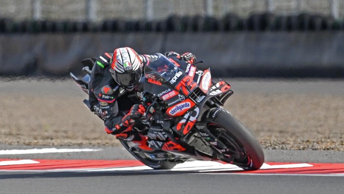 Pembalap Aprilia Racing Marco Bezzecchi memacu sepeda motornya saat Sprint Race MotoGP Indonesia 2025 di Sirkuit Internasional Pertamina Mandalika, Lombok Tengah, Nusa Tenggara Barat, Sabtu (4/10/2025). Marco Bezzecchi menjuarai sesi tersebut dengan finis tercepat pertama dengan total waktu 19 menit 37,047 detik disusul Fermin Aldeguer di posisi kedua dan Raul Fernandez di posisi ketiga. ANTARA FOTO/Ahmad Subaidi/nz