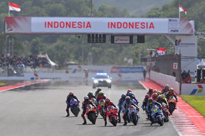 Sejumlah pembalap memacu kecepatan sepeda motor mereka saat memulai sesi Sprint Race MotoGP Indonesia 2025 di Sirkuit Internasional Pertamina Mandalika, Lombok Tengah, Nusa Tenggara Barat, Sabtu (4/10/2025). Pembalap Aprilia Racing Marco Bezzecchi  menjuarai sesi tersebut dengan finis tercepat pertama dengan total waktu 19 menit 37,047 detik disusul pembalap BK8 Gresini Racing MotoGP Fermin Aldeguer di posisi kedua dan (kiri) dan pembalap Trackhouse MotoGP Team Raul Fernandez di posisi ketiga. ANTARAFOTO/Aditya Pradana Putra/nz