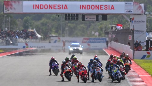 Sejumlah pembalap memacu kecepatan sepeda motor mereka saat memulai sesi Sprint Race MotoGP Indonesia 2025 di Sirkuit Internasional Pertamina Mandalika, Lombok Tengah, Nusa Tenggara Barat, Sabtu (4/10/2025). Pembalap Aprilia Racing Marco Bezzecchi  menjuarai sesi tersebut dengan finis tercepat pertama dengan total waktu 19 menit 37,047 detik disusul pembalap BK8 Gresini Racing MotoGP Fermin Aldeguer di posisi kedua dan (kiri) dan pembalap Trackhouse MotoGP Team Raul Fernandez di posisi ketiga. ANTARAFOTO/Aditya Pradana Putra/nz