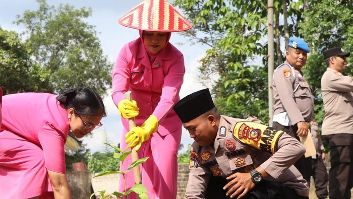 Bhayangkari Polres Kuansing berpartisipasi dalam penanaman pohon wujudkan Green Policing, Jumat (3/10/2025).