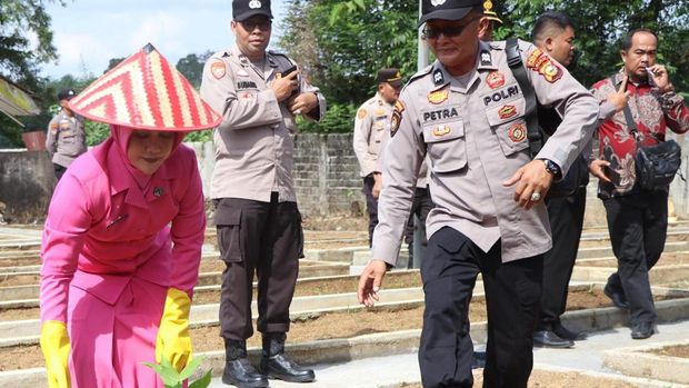 Bhayangkari Polres Kuansing berpartisipasi dalam penanaman pohon wujudkan Green Policing, Jumat (3/10/2025).