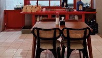 Giovanni Vergio atau akrab disapa Gio adalah pemenang MasterChef Indonesia musim ke-10. Sebelumnya ia berbisnis Selaloe Bakmi dan Kopi di kawasan Kebon Jeruk. Namun usianya hanya 1 tahun. Pada November 2024, Gio mengumumkan sudah tak lagi menjadi bagian dari Selaloe Bakmi. Foto: Instagram ellyshuang