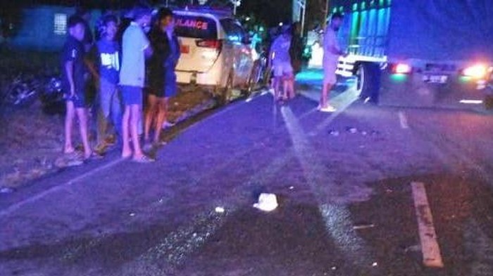 Kecelakaan tragis terjadi di Bone, Sulsel, saat pengendara motor Aril (17) bertabrakan dengan ambulans. Aril meninggal di lokasi kejadian.