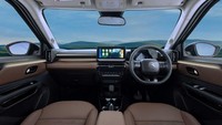 Bukan hanya di luar, Citroen Aircross X juga mewah di bagian dalam. Pabrikan membekalinya dengan jot kulit imitasi berventilasi, aksen emas pada dasbor berlapis kulit, kemudian pencahayaan ambient dan detail di ruang kakinya juga dirancang sangat elegan. Foto: Doc. Gaadiwaadi.
