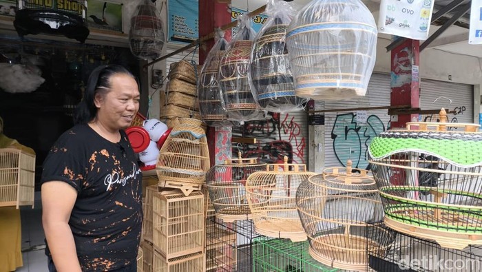 Deni Murai saat berjualan burung hias di Kuningan