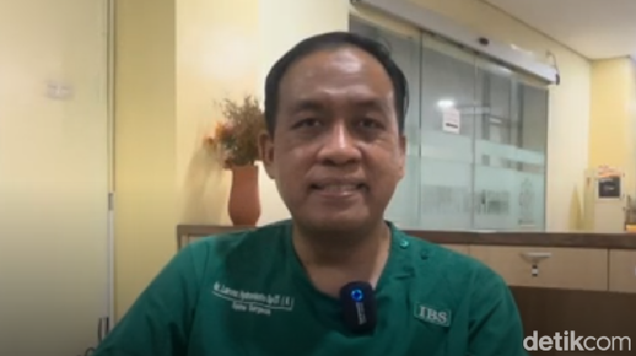 Dokter spesialis ortopedi dan traumatologi dari RSUD Sidoarjo dr Larona Hydravianto.