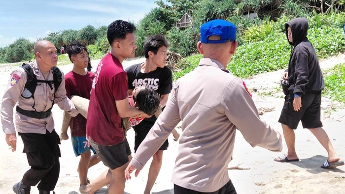 Dua orang wisatawan asal Bandung terseret ombak saat bermain air di Pantai Karangpapak, Garut