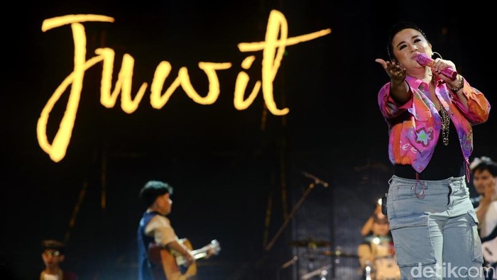 Salah satu momen yang paling dinantikan dari Synchronize Festival 2025 adalah kehadiran Anisa Bahar × Juwita Bahar yang  tampil sebagai pasangan duet lintas generasi, Jakarta, Jumat (3/10/2025). Kehadiran Anisa dan Juwita Bahar menjadi salah satu highlight emosional yang memperkaya narasi musikal festival tahun ini.