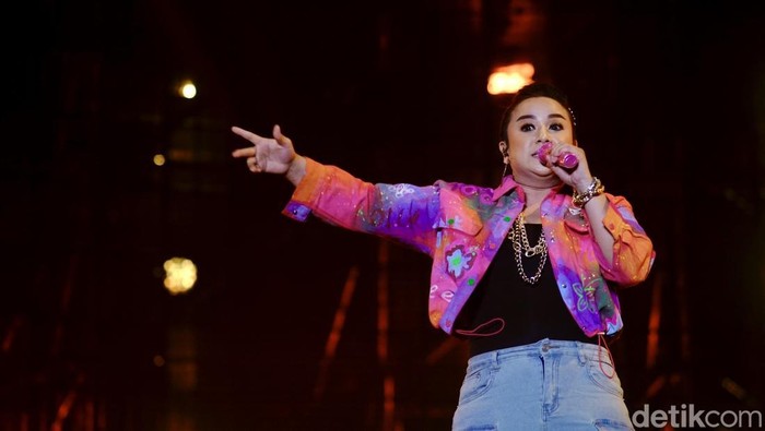 Salah satu momen yang paling dinantikan dari Synchronize Festival 2025 adalah kehadiran Anisa Bahar × Juwita Bahar yang  tampil sebagai pasangan duet lintas generasi, Jakarta, Jumat (3/10/2025). Kehadiran Anisa dan Juwita Bahar menjadi salah satu highlight emosional yang memperkaya narasi musikal festival tahun ini.