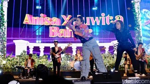 Pedangdut Anisa Bahar dan Juwita Bahar tampil menghibur penonton di Synchronize Fest 2025 di Gambir Expo Kemayoran, Jakarta, Jumat (3/10/2025) malam.