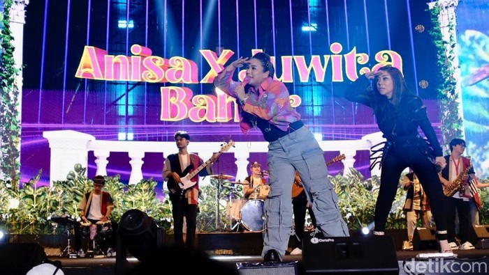 Salah satu momen yang paling dinantikan dari Synchronize Festival 2025 adalah kehadiran Anisa Bahar × Juwita Bahar yang  tampil sebagai pasangan duet lintas generasi, Jakarta, Jumat (3/10/2025). Kehadiran Anisa dan Juwita Bahar menjadi salah satu highlight emosional yang memperkaya narasi musikal festival tahun ini.