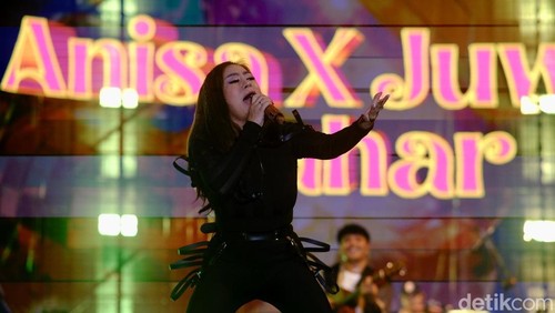 Salah satu momen yang paling dinantikan dari Synchronize Festival 2025 adalah kehadiran Anisa Bahar × Juwita Bahar yang  tampil sebagai pasangan duet lintas generasi, Jakarta, Jumat (3/10/2025). Kehadiran Anisa dan Juwita Bahar menjadi salah satu highlight emosional yang memperkaya narasi musikal festival tahun ini.