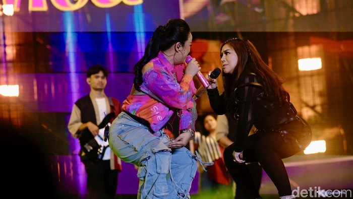 Salah satu momen yang paling dinantikan dari Synchronize Festival 2025 adalah kehadiran Anisa Bahar × Juwita Bahar yang  tampil sebagai pasangan duet lintas generasi, Jakarta, Jumat (3/10/2025). Kehadiran Anisa dan Juwita Bahar menjadi salah satu highlight emosional yang memperkaya narasi musikal festival tahun ini.