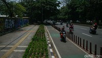 Kepadatan arus lalu lintas di Jalan Perintis Kemerdekaan membuat sejumlah pengendara motor nekat memotong jalur. Mereka memilih jalur sepeda sebagai jalan pintas untuk menghindari macet.