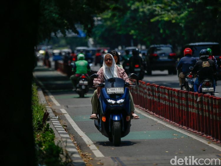 Duh, Jalur Sepeda di Jaktim Diserobot Pemotor untuk Lawan Arus