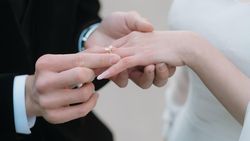 Nih Momen Awal El Rumi Lamar Syifa Hadju di Swiss, Romantis Abis!