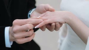 Cincin di jari manis Syifa tuh berkilau banget, cocok banget di tangannya. Foto: dok instagram El Rumi dan Syifa Hadju