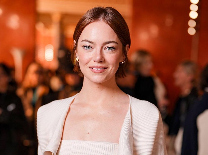 Emma Stone di peragaan busana Louis Vuitton sebagai bagian dari Paris Fashion Week Musim Semi/Panas 2026 yang digelar di Museum Louvre pada 30 September 2025 di Paris, Prancis.